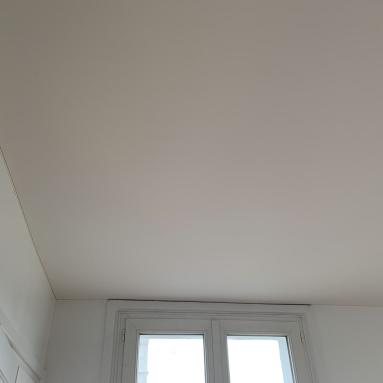 Pose du plafond tendu par esquisse peinture
